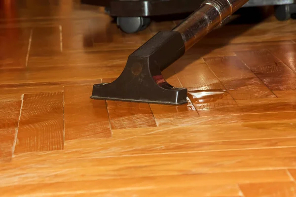 Vacuum Cleaner Wooden Parquet Collects Spilled Water Nozzle Vacuum Cleaner — стоковое фото