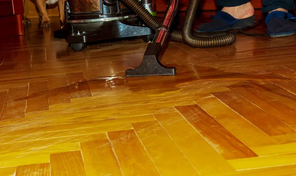 Vacuum Cleaner Wooden Parquet Collects Spilled Water Nozzle Vacuum Cleaner — ストック写真