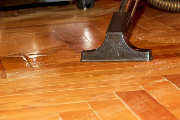 Vacuum Cleaner Wooden Parquet Collects Spilled Water Nozzle Vacuum Cleaner — ストック写真