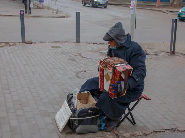 Днепр Украина 2022 Зимой Человек Играет Баяна Улице — стоковое фото