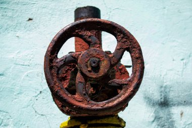 Evin arka planında paslı eski gaz musluğu var..