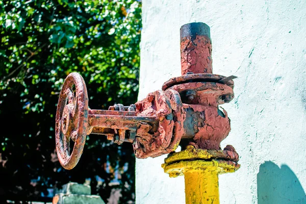 Evin Arka Planında Paslı Eski Gaz Musluğu Var — Stok fotoğraf