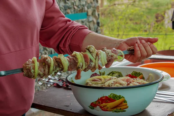 Een Kom Gevuld Met Gemarineerd Rauw Vlees Vrouwenhanden Die Kebab — Stockfoto