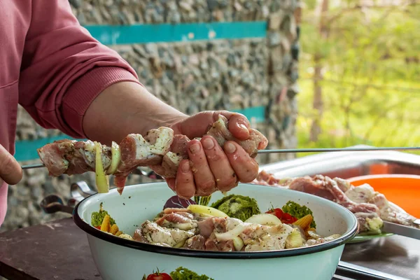 Een Kom Gevuld Met Gemarineerd Rauw Vlees Vrouwenhanden Die Kebab — Stockfoto