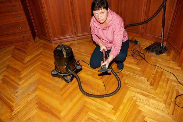 Middle Aged Woman Collects Vacuum Cleaner House Cleaning — Fotografia de Stock