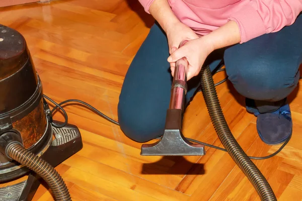 Una Mujer Mediana Edad Recoge Una Aspiradora Para Limpieza Casa —  Fotos de Stock