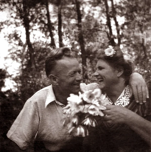 Photo Circa 1960 Man Woman Laughing Talking — Stockfoto