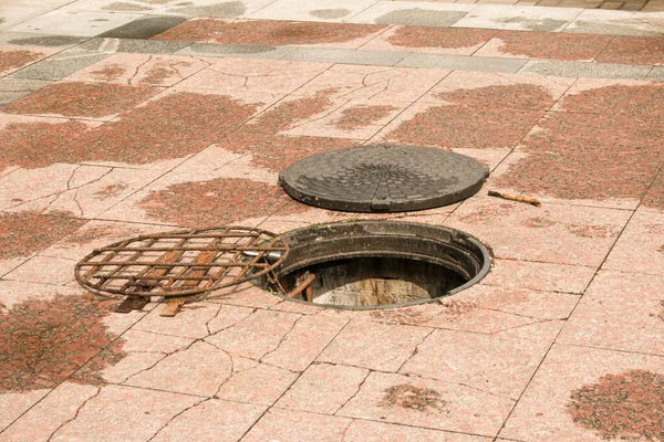 Open Manhole Road Dangerous Open Unsecured Hatch Road Accident Sewer — Zdjęcie stockowe
