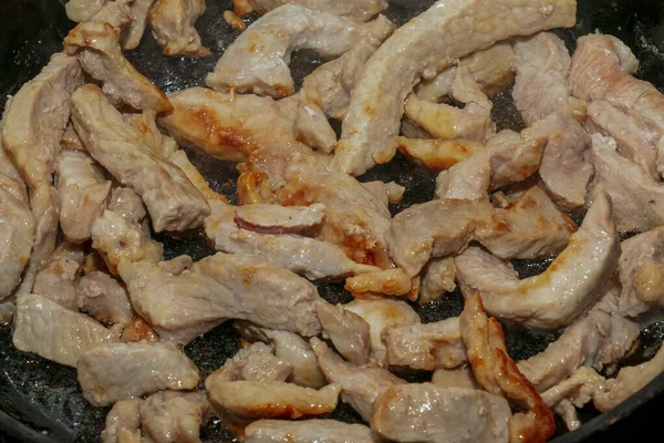 Kızartma sırasında yakın plan domuz eti parçaları..