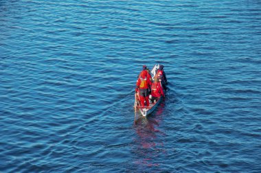 Dnipro, Ukrayna - 02.13.2022: Mavi suda erkekler kürek takımı. Kış eğitimi.