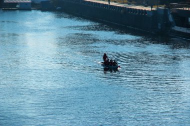 Dnipro, Ukrayna - 02.13.2022: Mavi suda erkekler kürek takımı. Kış eğitimi.