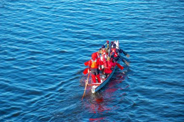 Dnipro, Ukrayna - 02.13.2022: Mavi suda erkekler kürek takımı. Kış eğitimi.