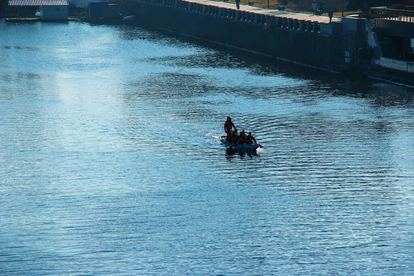 Dnipro, Ukrayna - 02.13.2022: Mavi suda erkekler kürek takımı. Kış eğitimi.
