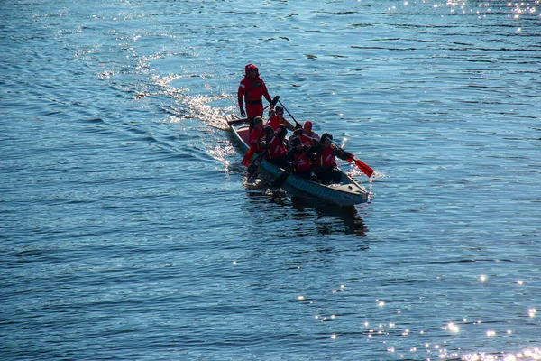 Dnipro, Ukrayna - 02.13.2022: Mavi suda erkekler kürek takımı. Kış eğitimi.