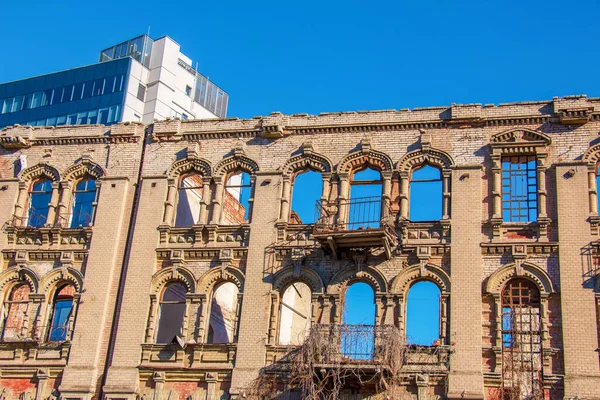 Edificio Ladrillo Viejo Ruinas Con Ventanas Rotas Con Vistas Cielo — Foto de Stock