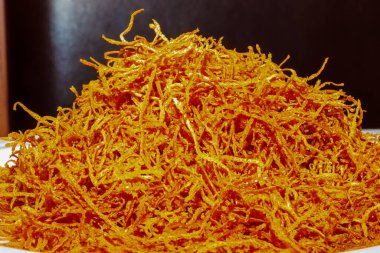 Portakal kabuğunun arka planı. Kuru portakal kabuğu sarı-turuncu renktedir..