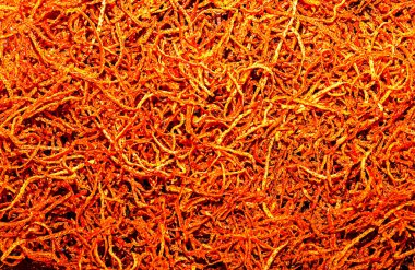 Portakal kabuğunun arka planı. Kuru portakal kabuğu sarı-turuncu renktedir..