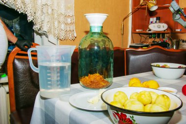 Alkolik bir içkiyi evde hazırlama süreci. Bir kavanoz portakal kabuğu alkol için hazırlanır..