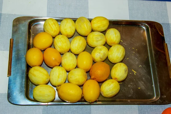 Свіжий Цитрусовий Фон Столі Лимони Лимони Очищеною Цедрою — стокове фото