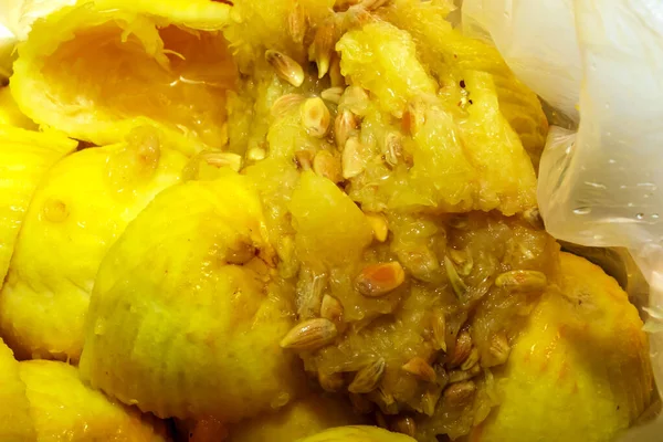 Biyolojik bozunabilir çöp. Arta kalan limon kabuğu, tohumlar ve limon hamuru plastik bir torbada..