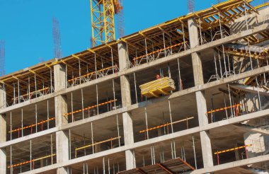 Dnepropetrovsk, Ukrayna - 02.09.2022: Bir işçi, konut binasının modern metal-beton yapısı için çalışma hazırlıyor.