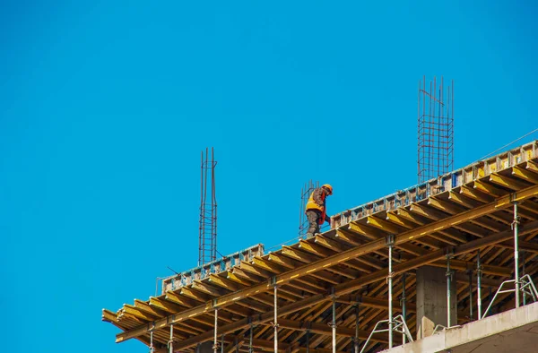 Dnepropetrovsk, Ukrayna - 02.09.2022: Bir işçi, konut binasının modern metal-beton yapısı için çalışma hazırlıyor.