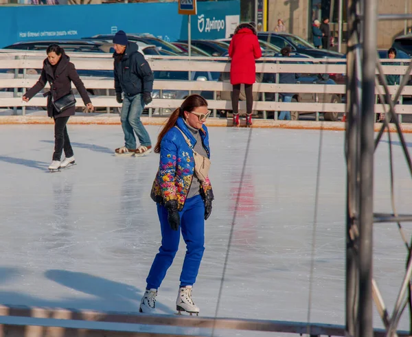 Dnipro Ukraine 2022 People Have Fun Skating Public Ice Rink — Stockfoto