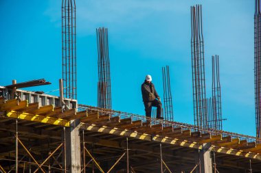 Dnepropetrovsk, Ukrayna - 02.09.2022: Bir işçi, konut binasının modern metal-beton yapısı için çalışma hazırlıyor.