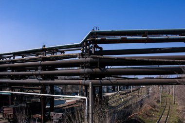 Mavi gökyüzüne karşı metalürjik bir fabrikada gaz boru hatları. Ekonomik kriz kavramı. Ekoloji kavramı.