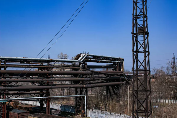 青い空に対する冶金工場のガスパイプライン 経済危機の概念 生態学の概念 — ストック写真