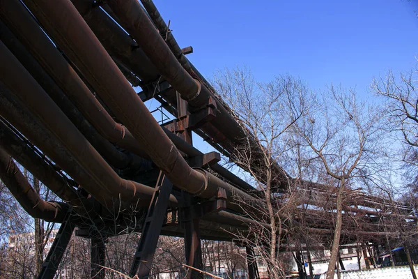 青い空に対する冶金工場のガスパイプライン 経済危機の概念 生態学の概念 — ストック写真