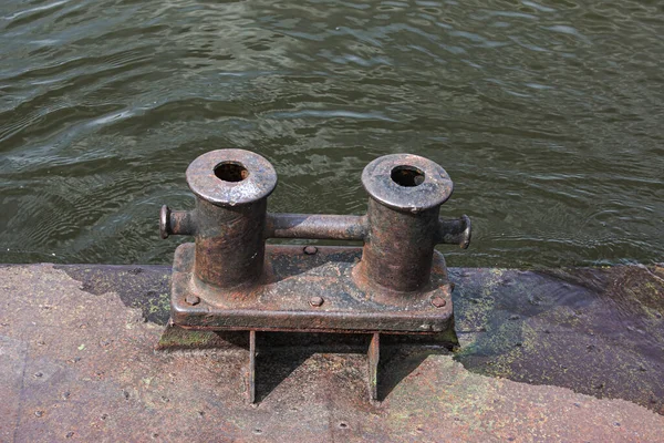 Ein Sehr Alter Rostiger Eiserner Poller Einem Betonpier Fluss Anlegestelle — Stockfoto