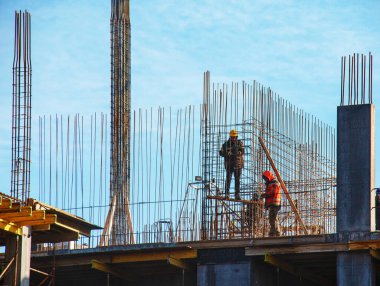 Dnepropetrovsk, Ukrayna - 02.07.2022: İnşaat alanı. İşçi yükseklikten iş yapar..