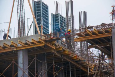 Dnepropetrovsk, Ukrayna - 02.10.2022: Bir işçi konut binasının modern metal-beton yapısı için çalışma hazırlıyor.