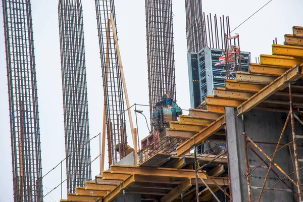 Ein Arbeiter Bereitet Die Schalung Für Eine Moderne Metall Beton — Stockfoto