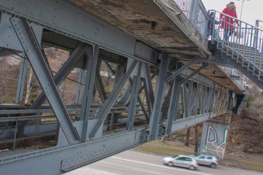 Dnipro, Ukrayna - 03.08.2021: Dinyeper nehri boyunca SSCB 'de inşa edilen eski bir yaya köprüsünün yapısal unsurları.