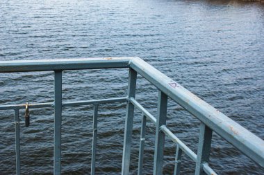 Dinyeper Nehri boyunca SSCB 'de inşa edilen eski yaya köprüsünün yapısal unsurları..