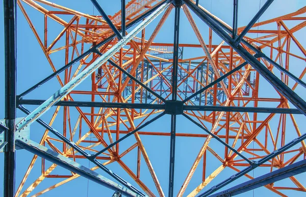 Vista Perto Uma Torre Elétrica Com Belo Fundo Azul Céu — Fotografia de Stock