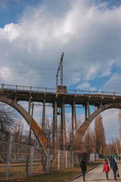 Elementi Strutturali Del Vecchio Costruito Urss Ponte Ferroviario Sul Fiume — Foto Stock