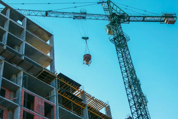 Dźwig Podnosi Beton Dla Nowoczesnej Konstrukcji Metalowo Betonowej Budynku Mieszkalnego — Zdjęcie stockowe