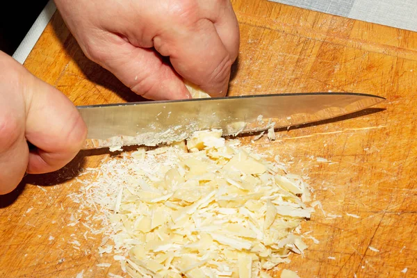 Les Mains Cuisinier Broient Beurre Cacao Avec Couteau Sur Une — Photo