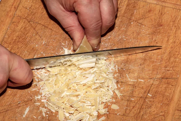 Kochhände Mahlen Kakaobutter Mit Einem Messer Auf Einem Hölzernen Küchenbrett — Stockfoto