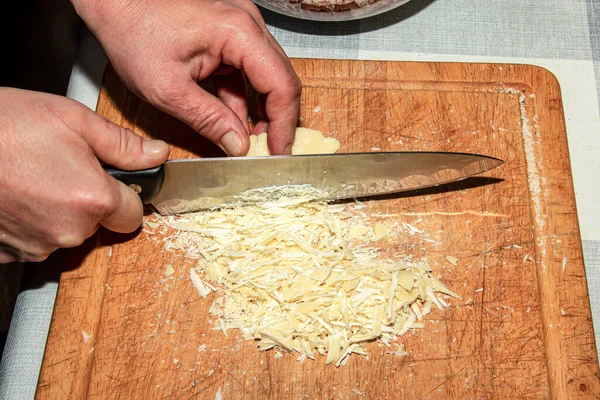 Les Mains Cuisinier Broient Beurre Cacao Avec Couteau Sur Une — Photo