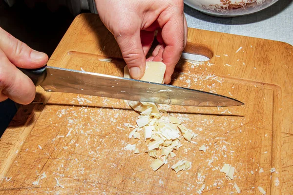 Les Mains Cuisinier Broient Beurre Cacao Avec Couteau Sur Une — Photo