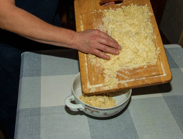 Handen Van Kok Gieten Gemalen Cacaoboter Een Bakje Voor Het — Stockfoto