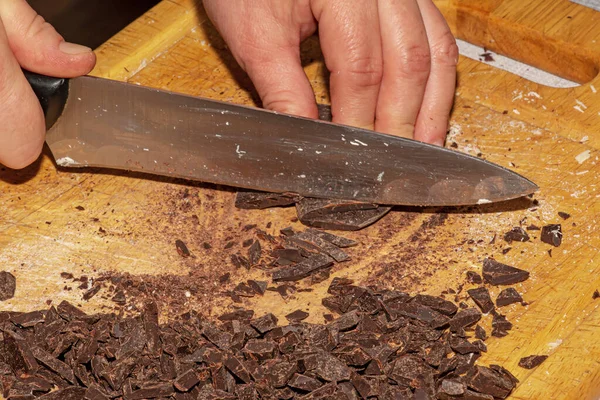 Les Mains Cuisinier Écrasent Cacao Râpé Avec Couteau Sur Une — Photo