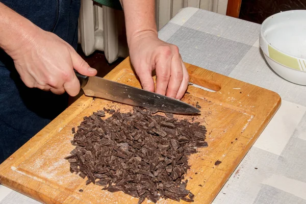 Mâinile Bucătarului Zdrobesc Cacao Rasă Cuțit Placă Bucătărie Din Lemn — Fotografie, imagine de stoc