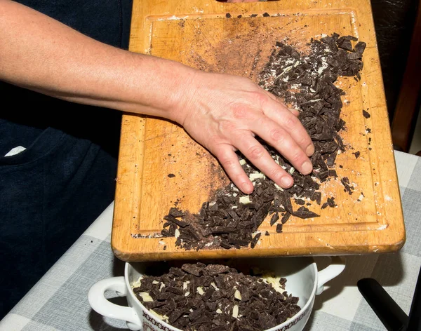 Les Mains Cuisinier Versent Beurre Cacao Concassé Cacao Râpé Dans — Photo