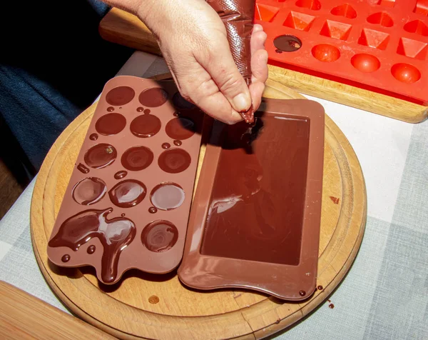 Mãos Chef Derramam Chocolate Quente Moldes Silicone Usando Envelopes Cozinha — Fotografia de Stock