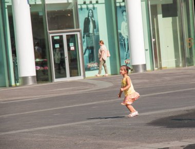 Viyana, Avusturya - 06.13.2022: Çocuklar yaz sıcağında şehir havzasında eğleniyorlar